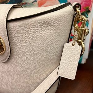 Flawless preloved gently used COACH crossbody bag.